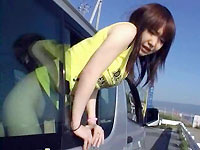 ロリ娘の上半身を車の窓から出させて、車内では丸出しのおまんこを弄んじゃう動画(*´д｀*)(Yourfilehost)
